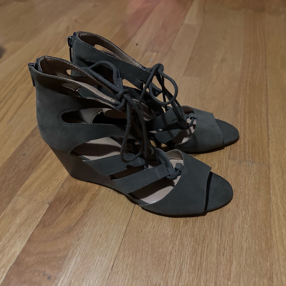 Crown Vintage Green Wedge Sandals with Lace-Up Design